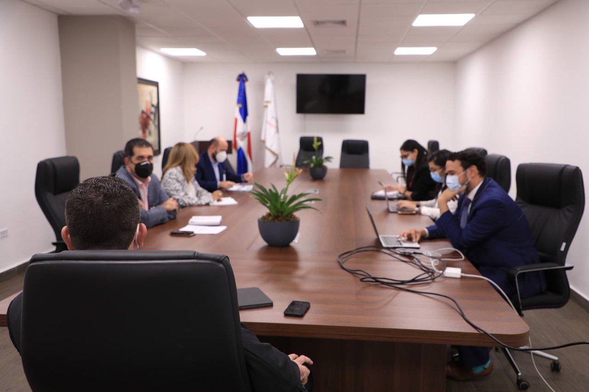 cguilleflaquer's tweet photo. Una #fronteraproductiva es posible si lo hacemos en conjunto. Ayer junto a @erickdorrejo, el equipo @mineconomiard y equipo @MIC_RD, articulando y coordinando acciones. En la frontera hay MUCHAS oportunidades, y también retos que requieren coherencia y trabajo coordinado https://t.co/C9TqjWt3oa