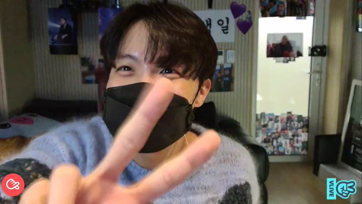 USBTSARMY's tweet photo. [Vlive] Jhope is live on the Vapp for his birthday! 💜🍰

🔗 https://t.co/lX1zIjtIBL 

#BTS #BTSARMY #JhopeDay @BTS_twt https://t.co/T9K7BFchso