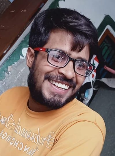  #ShivKumar’s parents hold a picture of him on their phone while his read a very tiny article printed on Nodeep in the local newspaper.Today is Shiv’s birthday while he completed one month in jail yesterday, on 16th February.Report by Vibhu Grover, A Thread. #freeshivnodeep