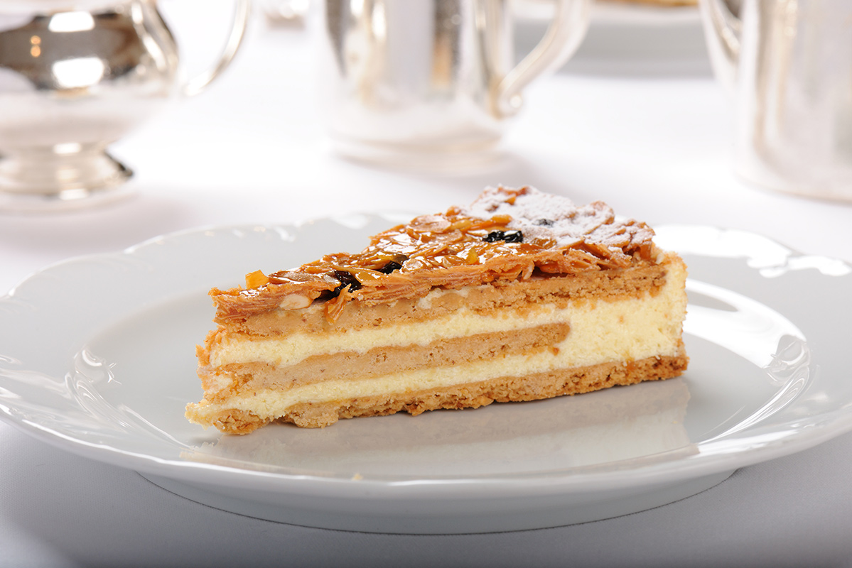 Hättet ihr es gewusst: Die Engadiner Torte – nicht zu verwechseln mit der Bündner Nusstorte – wurde von einem Deutschen erfunden: Oscar Kochendörfer aus Württemberg. Er wanderte Ende des 19. Jh. in die Schweiz ein und eröffnete 1896 in Pontresina die gleichnamige Bäckerei.