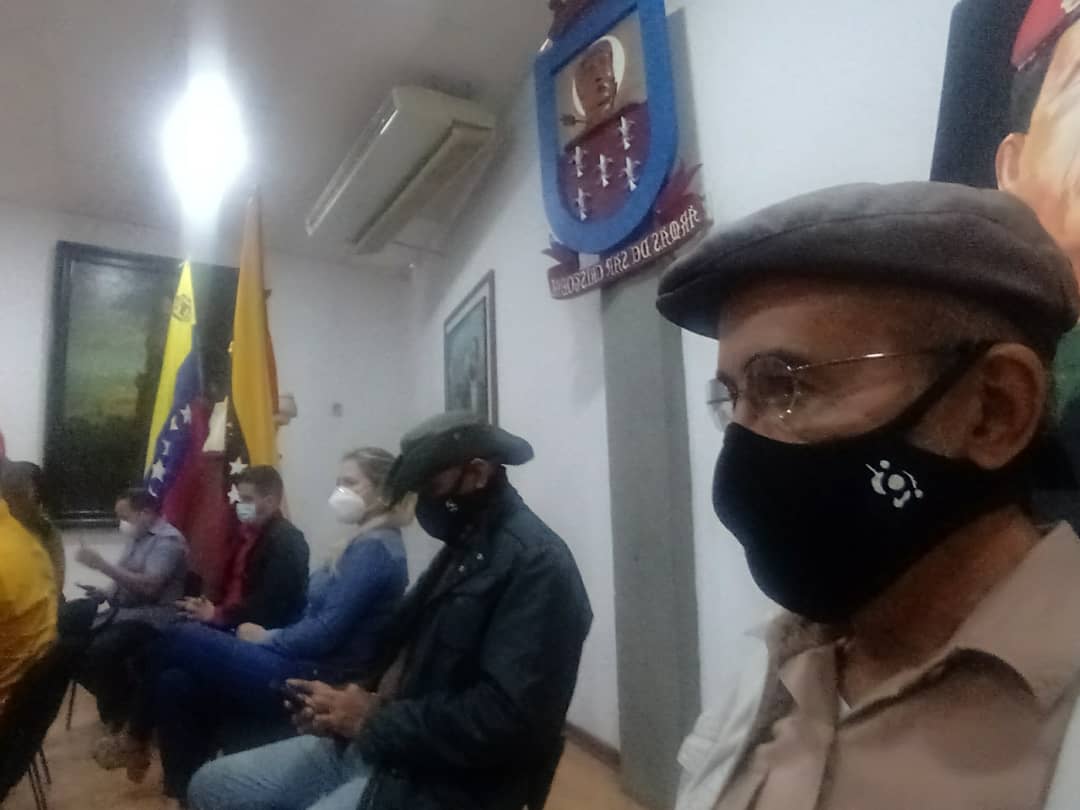 alexcarlostovar's tweet photo. La Diputada @Carrerosofia1 presenta el equipo Promotor del Municipio San Cristóbal, sector Cultural Presente en la Instalación @NicolasMaduro @FreddyBernal @jorgecontachira @VillegasPoljak https://t.co/GvIc0sxKBr