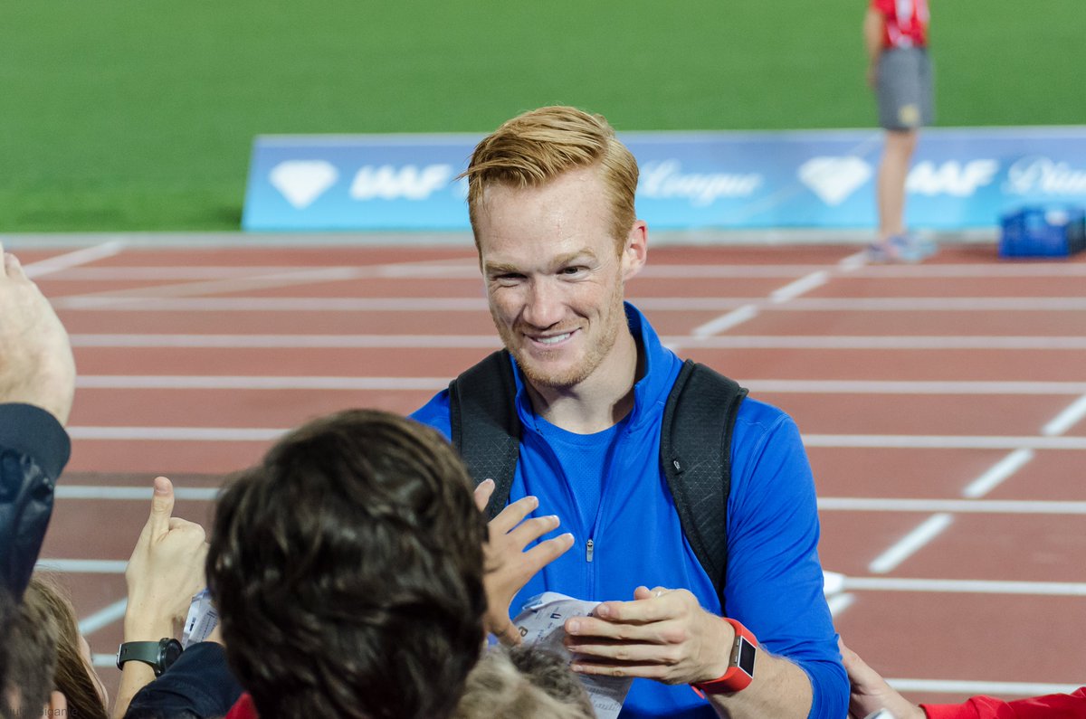 There were nearly two  records in the 2011 season. A month prior to Tomlinson's 8.35, Rutherford jumped an agonising 8.32w (+2.1) at the  @nikepreclassic, in Oregon, .