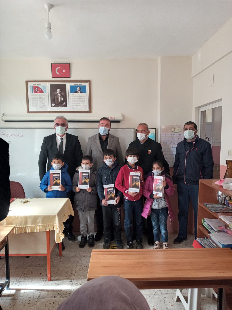 Bizlerin yanımızda olduğunu her daim hissettiren Ilçe Milli Eğitim Müdürümüz Sayın <a href="/AdemSimsek33/">Adem ŞİMŞEK</a> 'e ve öğrencilerimize tablet desteğinde bulunan  Hayırsever iş insanı <a href="/SaitDervisoglu/">Sait Dervişoğlu Official</a> 'na öğrenci ve velilerimiz adına şükranlarımızı sunarız.