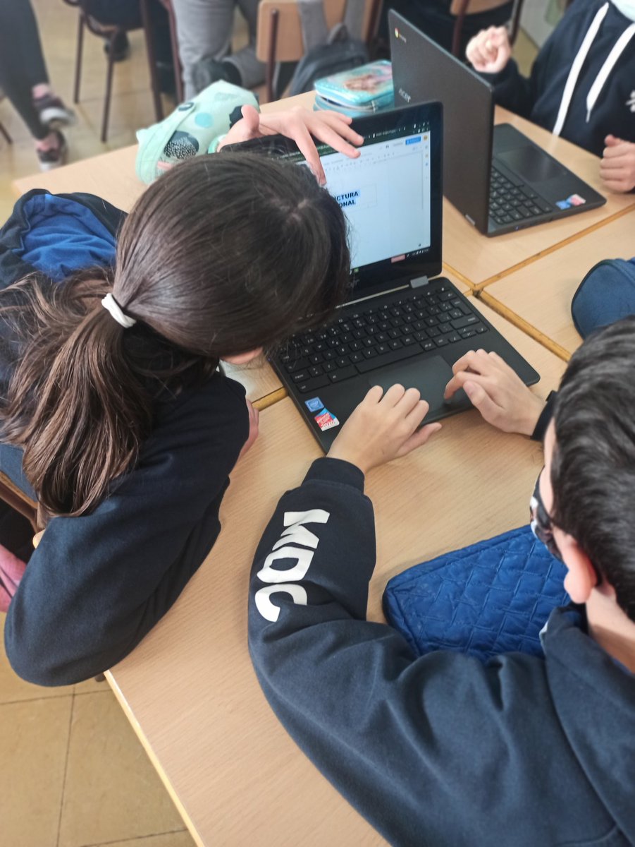 Albert_MDC's tweet photo. Aprenentatge globalitzat! Repassem les Matemàtiques (estructures poligonals) a través de la Robòtica. @escolamdcprat @Anna_mdc1 https://t.co/GwC8nvtm18