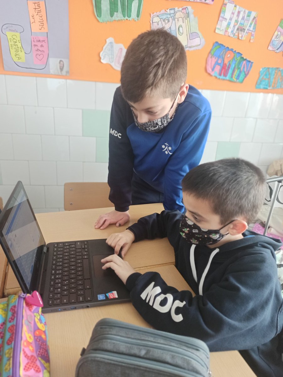 Albert_MDC's tweet photo. Aprenentatge globalitzat! Repassem les Matemàtiques (estructures poligonals) a través de la Robòtica. @escolamdcprat @Anna_mdc1 https://t.co/GwC8nvtm18