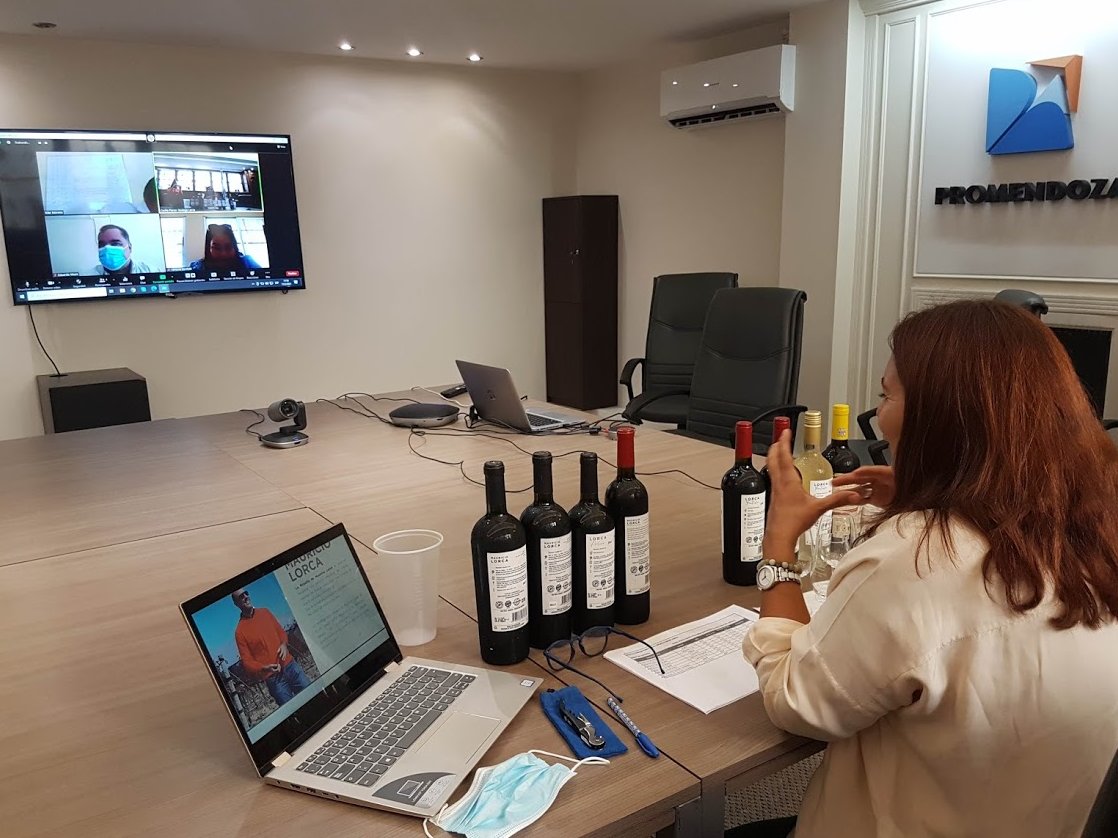 promendoza's tweet photo. 🇦🇷🇵🇦  Ya están las muestras en Panamá, para concretar la degustación simultánea, con el fin de que el distribuidor pueda valorar en el momento de la ronda el producto que ofrece la contraparte mendocina. La Bodega #FosterLorca ya tuvo la primera reunión de negocios. https://t.co/zsKqLnZ33c