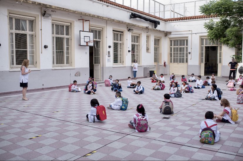 Hoy #VueltaAClases en la Ciudad 😊👇. Las imágenes que estábamos esperando y por las que venimos insistiendo. El éxito de esta etapa dependerá del esfuerzo y la conciencia colectiva para que las aulas sigan abiertas ¡Todo lo mejor en este nuevo ciclo!