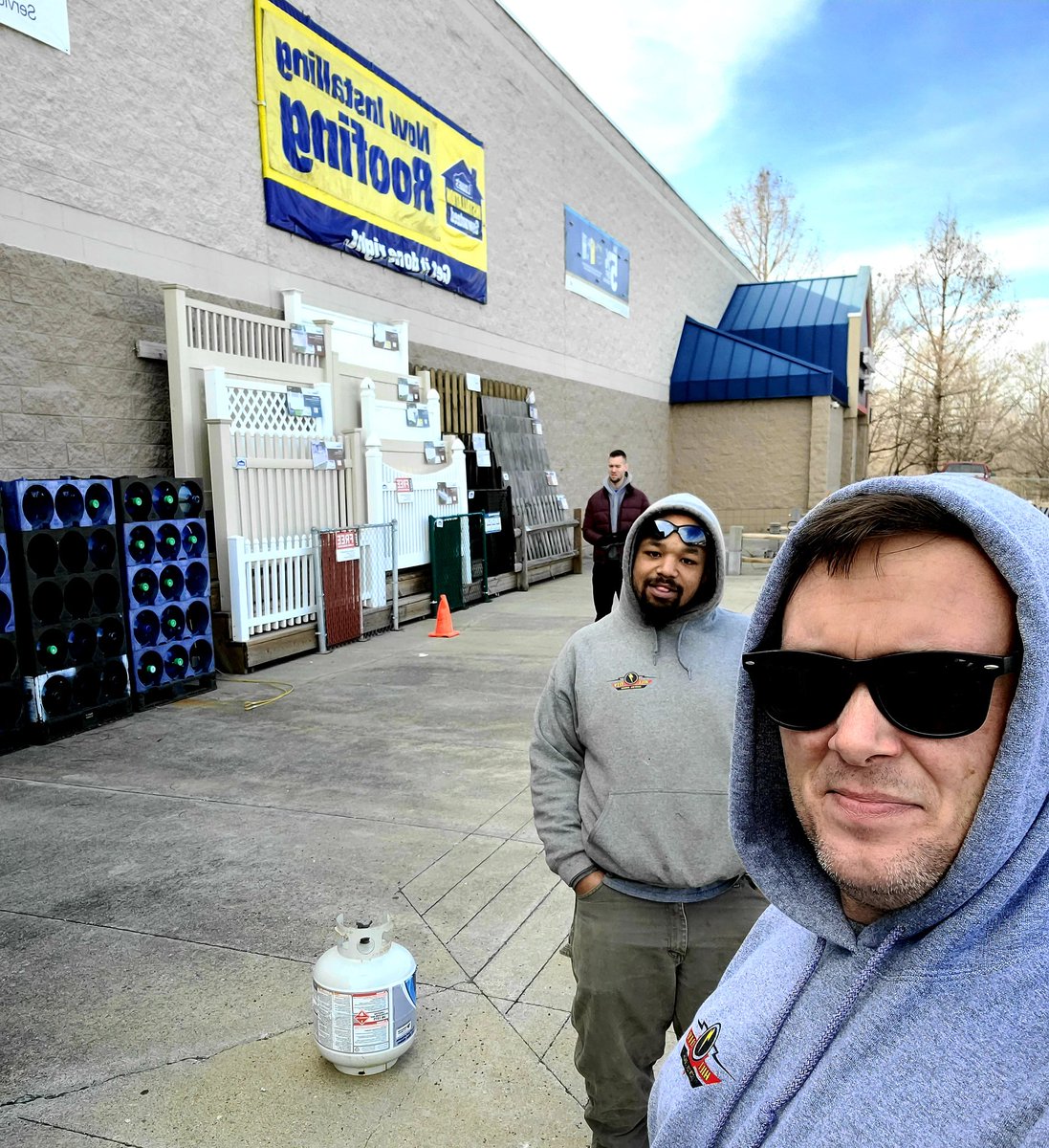 Wirenut434's tweet photo. @Lowes store #437 must've lost the propane key this a.m. We've all been waiting for almost 30 min in the cold for tanks 🥶 https://t.co/fYGjUs99jC