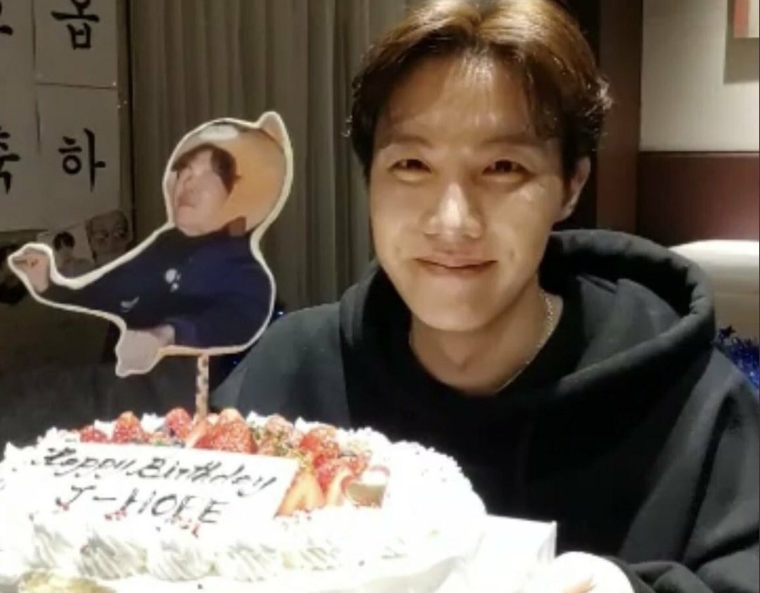 rtjhope's tweet photo. هوبي مع كيكة يوم ميلاده عبر السنين🥺🥺🥺🥺 https://t.co/SwP7gyjZg2