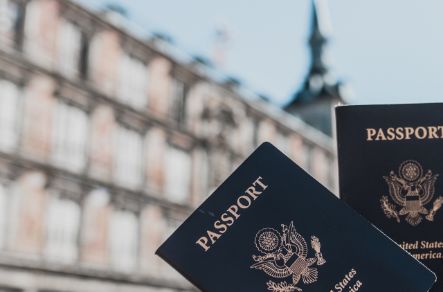 ClaudiaGheta's tweet photo. .@BAL_Immigration handed the paperwork to robots so their staff could focus on better customer service. This is how #RPA saved them 10k hours of work in just 6 months. #UiPathEmployee https://t.co/Qok4s5q0xK https://t.co/GUFTxBhBoe