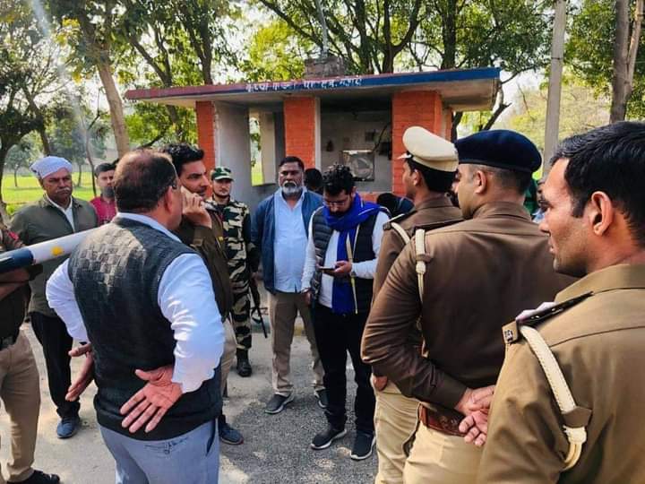 pawankumarLoni_'s tweet photo. @BhimArmyChief Advocate. chandrashekhar  Azad ji @AzadSamajParty president with his Legal team has reached Karnaal to meet Navdeep Kaur in Jail
#ReleaseNavdeepKaur  
@VinayRatanSingh 
@Kamalwalia_
@BudhVeeresh 
@MoollRaj 
@SanjayBhagatSi1 
@gulshankumar050
@DalotraAshwani https://t.co/y52gy8kH0C