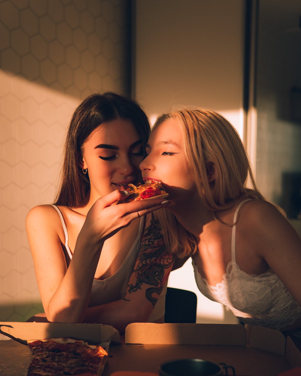 KellyOnil's tweet photo. Eating my favorite food with @NFidmal 🍕
Do u like pizza?What’s yr favorite? 🤤🤤🤤 https://t.co/BgitYgdeCX