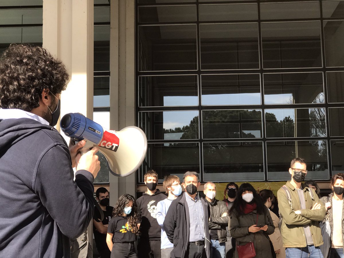 ProfAssociatUAB's tweet photo. “Prou precarietat a la universitat!” Avui el professorat associat protestem dins del rectorat amb altres membres de la UAB per denunciar anys d'injustícies laborals i precarietat #ProuExplotacioLaboral #SumaThi https://t.co/0xhOKjxzGG