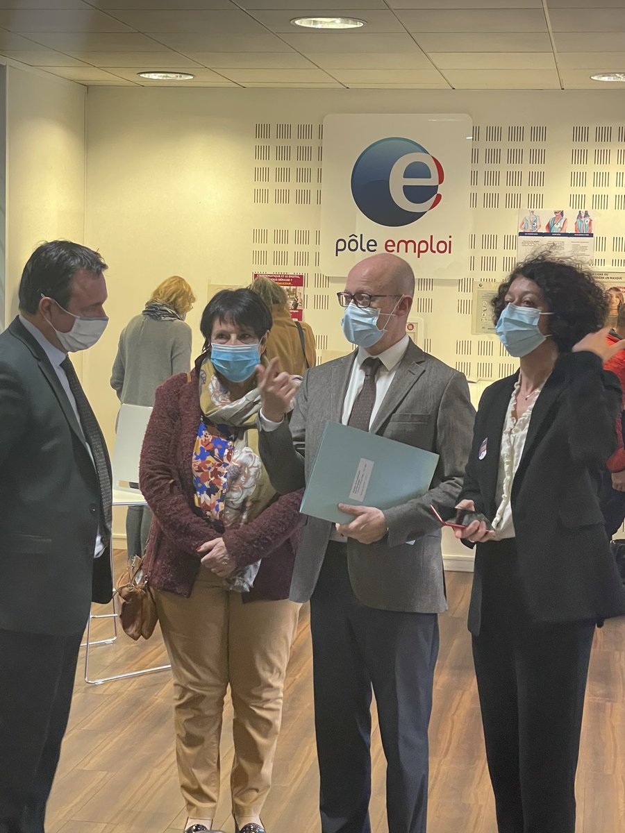 freddestsulp's tweet photo. Visite du Président @gironde M. JL Gleyze et @Nmoreau44 Directeur Territorial Gironde @poleemploi_NA à l’agence Bordeaux Meriadeck. Rencontre et échanges avec les conseillers #poleemploi #accompagnementGlobal https://t.co/EIpjqMmy2H