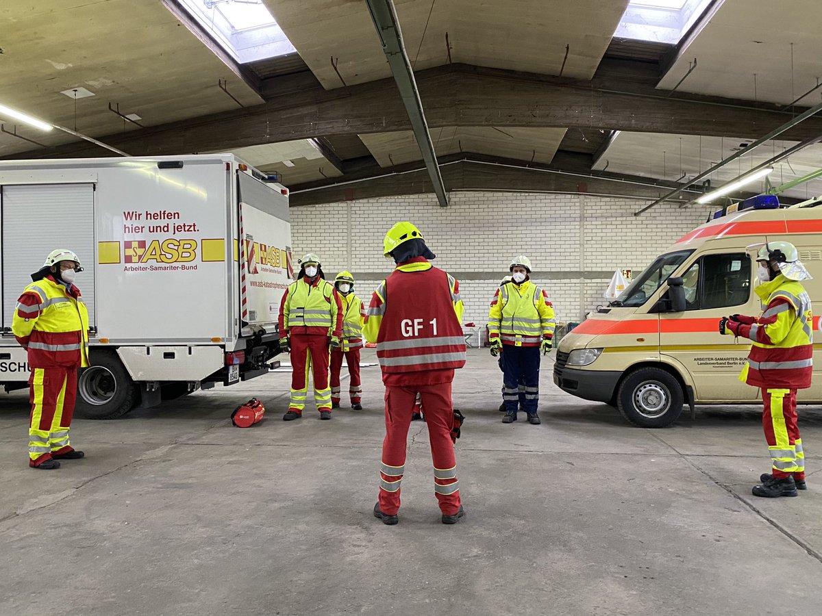 ASBinBerlin's tweet photo. Heute findet die Abschlussprüfung des Gruppenführerlehrgangs in Berlin statt. Die AG Maske unterstützt die ASB Akademie, die mit dem ASB Bildungswerk kooperiert. Wir freuen uns darauf viele neue Gruppenführerinnen und Gruppenführer im Einsatzteam zu begrüßen! 💛❤️ https://t.co/100N90Jg4k