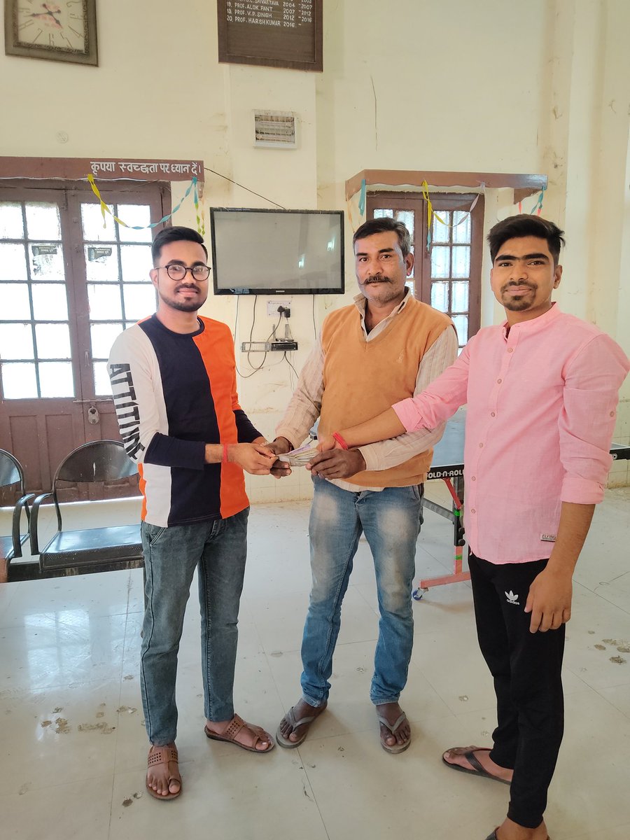 sirpcbhostel's tweet photo. छात्रावास के 3 प्राइवेट कर्मचारियों को पिछले 6 महीने से वेतन नही मिल रहा था। इसलिए हम सभी अंतेवासी मिलकर लगभग 8,000 रुपये जुटाए और सभी कर्मचारियों राकेश, अतुल और शेरबहादुर को क्रमशः 2600-2600 रुपये आर्थिक सहयोग के रूप में दिया गया 🙏🙏
#sirpcbhostelau
@skbajirao2325 https://t.co/SvHgmm1lHG