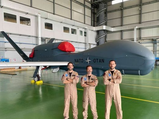 FinabelEAIC's tweet image. #NATO's global #Hawk fleet is now operational; a total of five aircraft which, according to J. Stoltenberg, are "among the most advanced" and can provide the #Atlanticalliance with reconnaissance, intelligence and monitoring data. @Infodefensa 

bit.ly/3jUXlq1