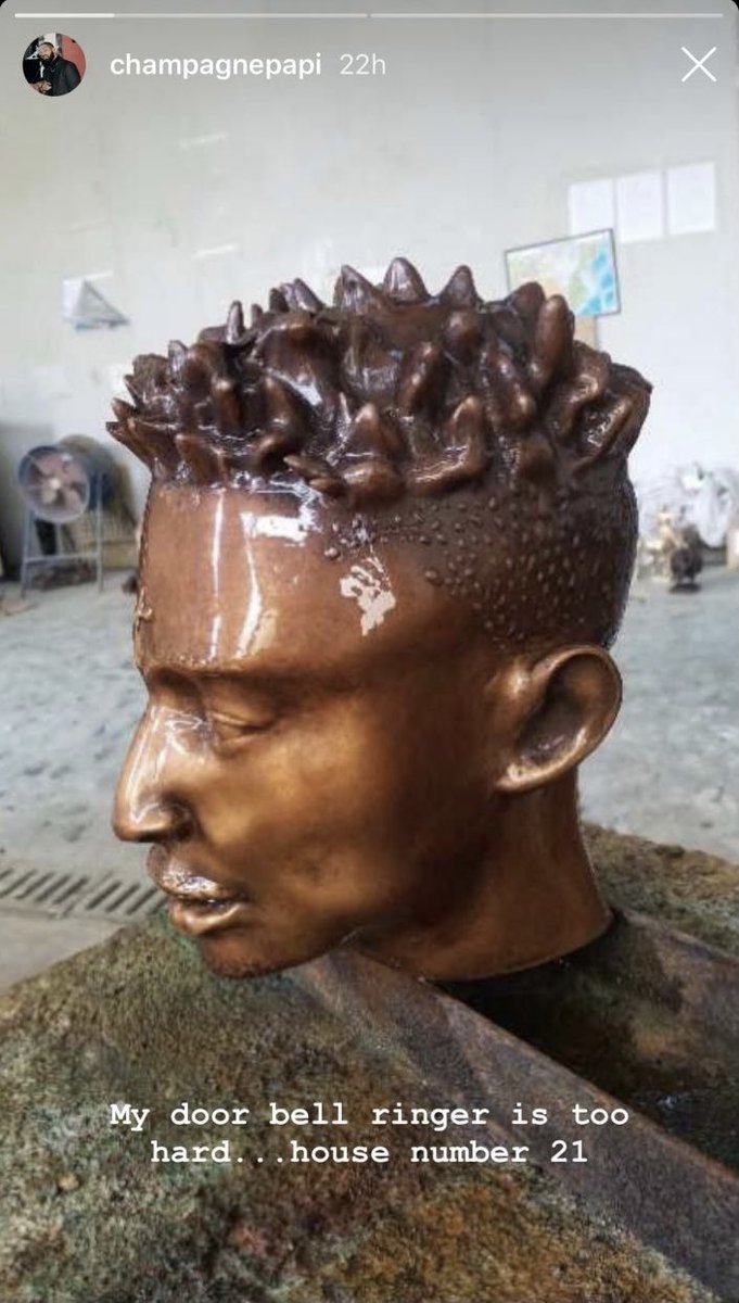 MediaRap6's tweet photo. N’oubliez pas que la sonnette de la maison à Drake est..une sculpture du visage de 21 Savage 🗡 https://t.co/jKnrzpK8v1