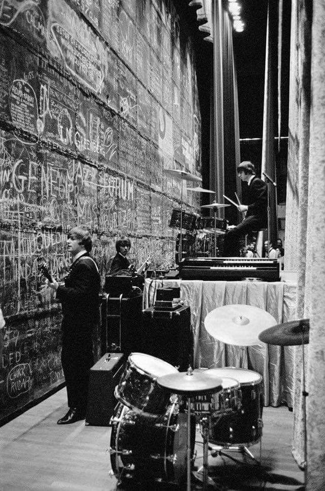 BeatlesBox's tweet image. Waiting for the curtain to go up..