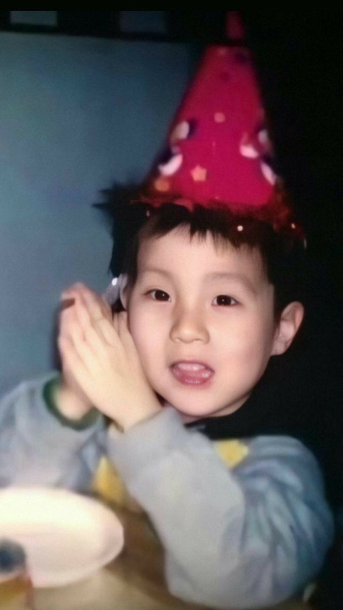 Let us first appreciate how cute he is from childhood 