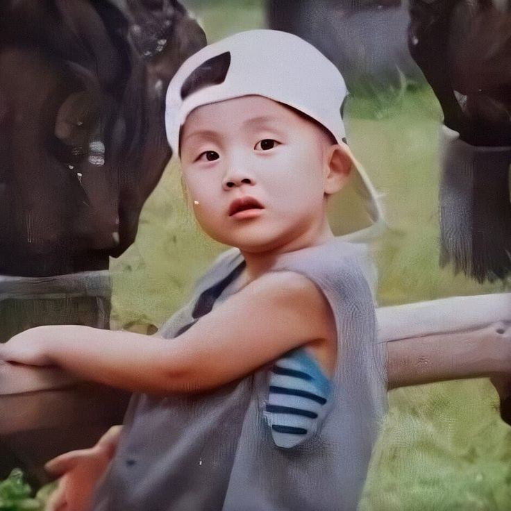 Let us first appreciate how cute he is from childhood 