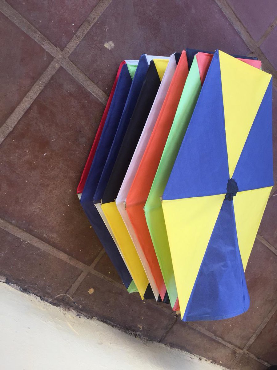 alfredomartiz's tweet photo. De jóvenes ver cómo se elevaba una cometa 🪁 era un pasatiempo divertido. Bueno saber que en #Chitré el joven artesano Elías De León miembro de la #APAAC tiene diseños para su gusto y así volver a recrear y disfrutar estas memorias con sus hijos o nietos. https://t.co/1FmFgEQd1b