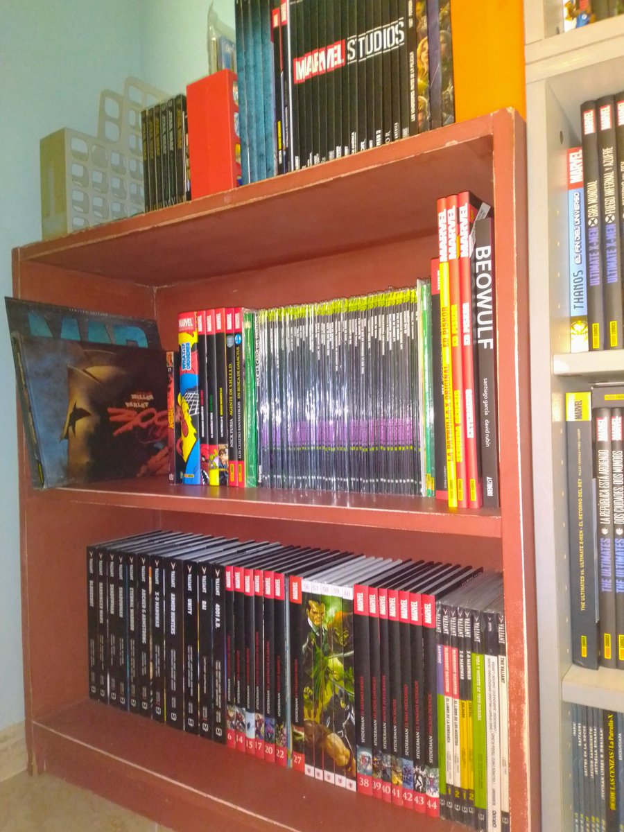 PerroLocoMcFly's tweet photo. Actualización de las estanterías. 
Al principio separaba entre Marvel y DC, pero con los años se están entremezclando junto a Valiant, Darkhorse, Image...

La "biblioteca de comics" está acaparando todo el espacio de la habitación, pero me encanta. https://t.co/tE94s6IQv7