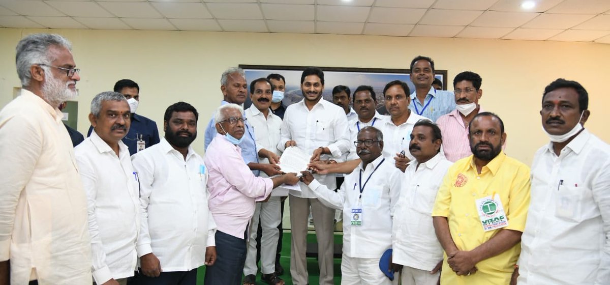 KandipilliSrid3's tweet photo. విశాఖ ఉక్కు ఫ్యాక్టరీ కార్మిక సంఘం నేతలతో ముఖ్యమంత్రి శ్రీ @ysjagan గారి భేటీ

#CMYSJagan #YSJaganCares #YSJagan #VizagSteelPlant https://t.co/YlHQeAsATk https://t.co/TJBQ1tuJQi