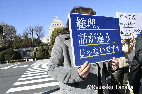 tanakaryusaku's tweet photo. 2千万人を超える非正規労働者は救済の対象とならないのか。昨年の自殺者は2万人余り。今年はさらに増えそうだ。

新記事　【休業支援金】　シフト制労働者「総理の決断で救われる人が何十万人もいる」

https://t.co/0ZatDdQSul

バスガイドの女性は「Gotoで潤ったのは大手旅行会社だけ」。 https://t.co/u6WZf4C8N6