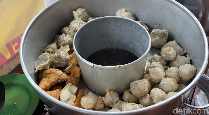 detikfood's tweet image. #Foto Meski letaknya di tengah kota. Tapi wilayah Setiabudi, Jakarta Selatan masih banyak makanan murah lho. 

Modal Rp 30 ribu kamu sudah bisa jajan bakso hingga kue cubit. Murah meriah yaa! bit.ly/3jUnbKR
--
Foto: detikFood