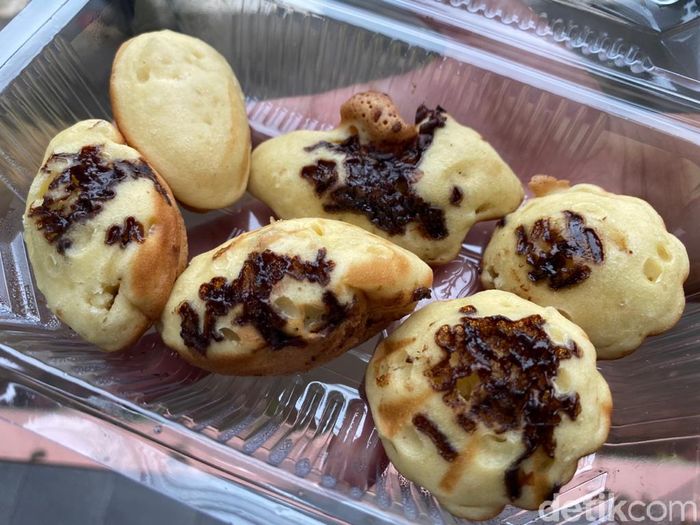 detikfood's tweet image. #Foto Meski letaknya di tengah kota. Tapi wilayah Setiabudi, Jakarta Selatan masih banyak makanan murah lho. 

Modal Rp 30 ribu kamu sudah bisa jajan bakso hingga kue cubit. Murah meriah yaa! bit.ly/3jUnbKR
--
Foto: detikFood