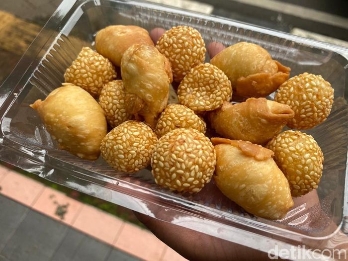 detikfood's tweet image. #Foto Meski letaknya di tengah kota. Tapi wilayah Setiabudi, Jakarta Selatan masih banyak makanan murah lho. 

Modal Rp 30 ribu kamu sudah bisa jajan bakso hingga kue cubit. Murah meriah yaa! bit.ly/3jUnbKR
--
Foto: detikFood