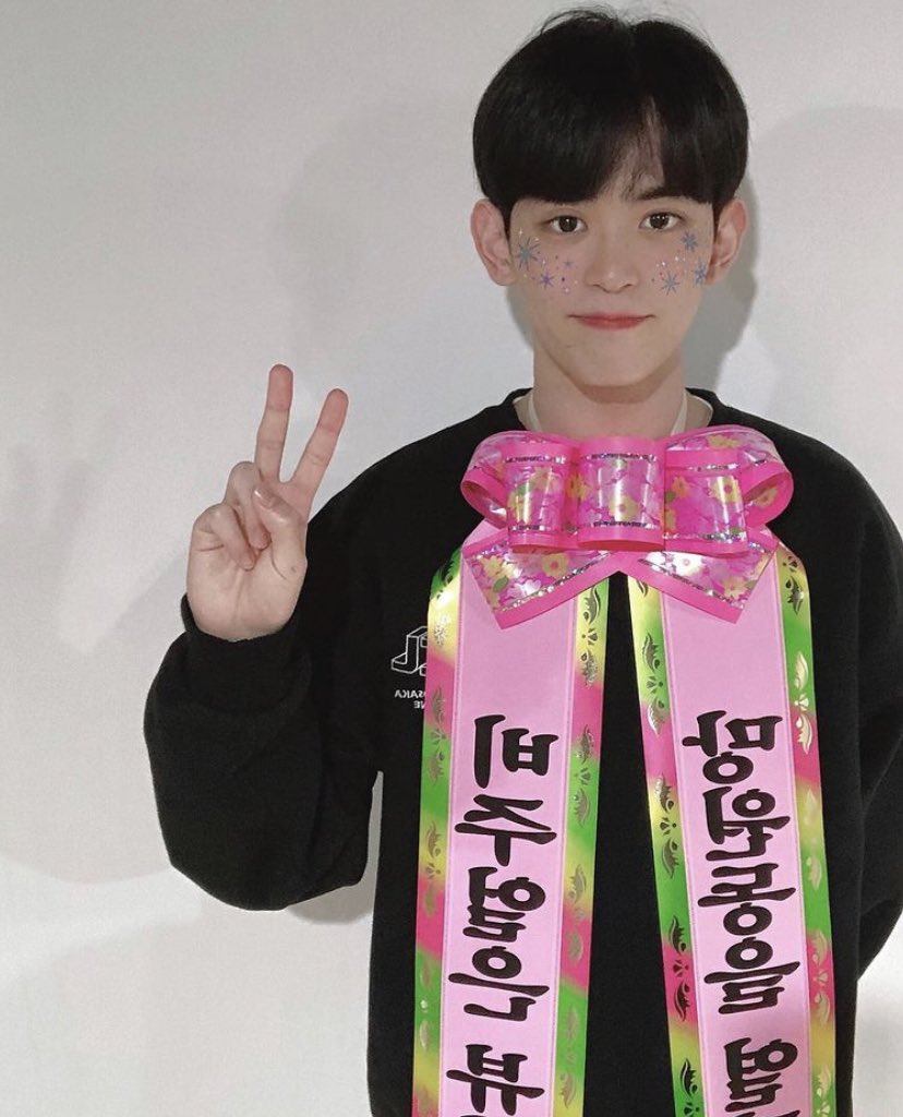 owo831's tweet photo. 으아앙 와기야 🥺🥲🥲🥲🖤🖤 졸업 추카해 !!!! 비주얼은 뷰티풀 존재는 그저 원더풀한 현빈이 .. 🖤 https://t.co/DTiy8NwRfi