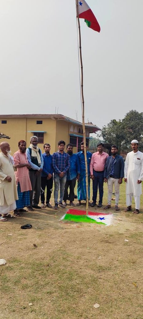 MD_Mahboob_SDPI's tweet photo. #PopularFrontDay flag hoisting Program at Shakarpur District Darbhanga Bihar. State Secretary Bihar @Mahboob hoisted the flag and addressed the gathering.
#NationWithPopularFront 
#ForTheNationWithPopularFront 
#February17FoundationDay https://t.co/yEwEpUktBe