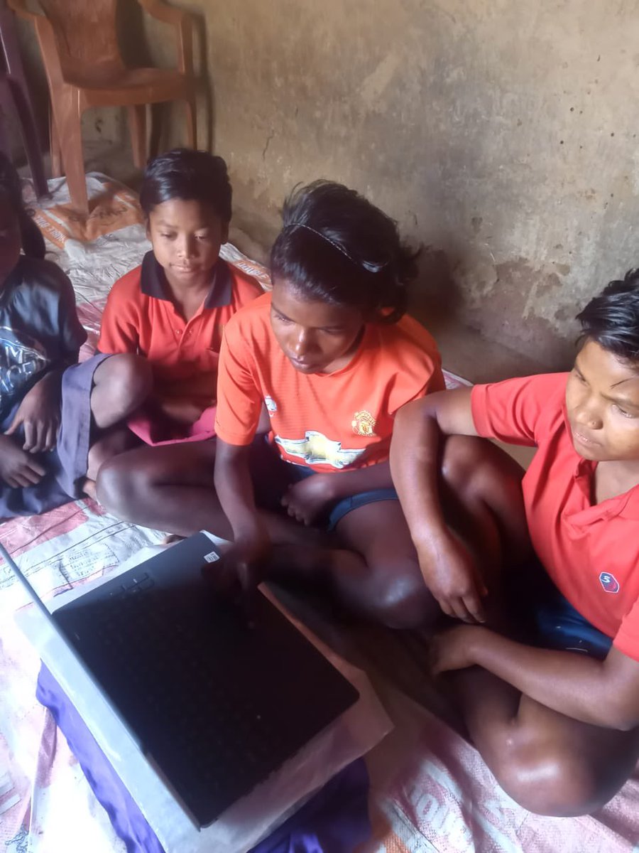 cheersrashmi's tweet photo. This is the life of #AahanBravehearts! Despite all these hardships @aahanfdn centre’s are a place to learn, have fun with friends, play &amp; work hard to make their dreams come true. Please support these adivasi girls from Jharkhand in rewriting their destiny. #adivasigirlsmatter https://t.co/L0NmCR9F1m