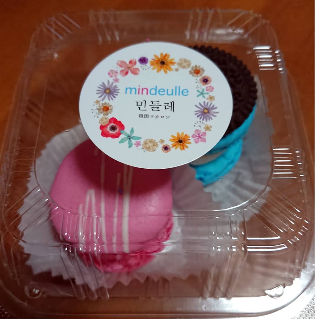 Popo フニ 韓国マカロン Mindeulle が息子の 職場近くに出店してたので買って きてもらった 紫のは おまけでもらったらしい カラフルで可愛いね 韓国マカロン 한국마카롱 マカロン 마카롱 Mindeulle ミンドゥルレ 뚱카롱 トゥンカロン