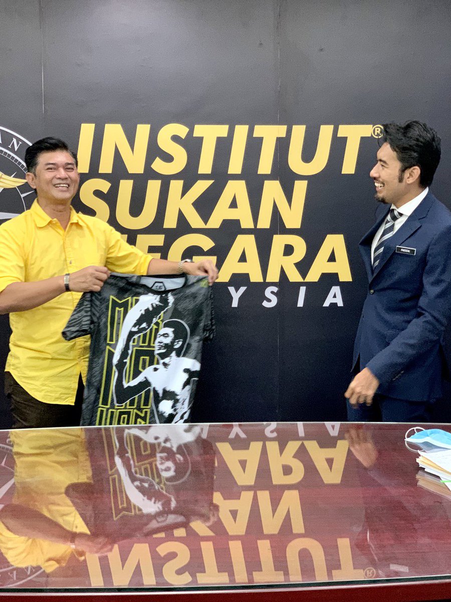 Mn13Official's tweet photo. Courtesy visit to the CEO of @isnmalaysia En Ahmad Faedzal Md Ramli. Tq for the time and support π²πΎ #wheresportmeetsscience #mn13sukom98goldengoaledition https://t.co/CgSmPiPfVB