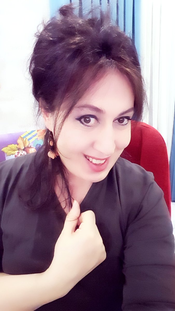 Ikki siklar chiroyli gey yigitni sikishadi