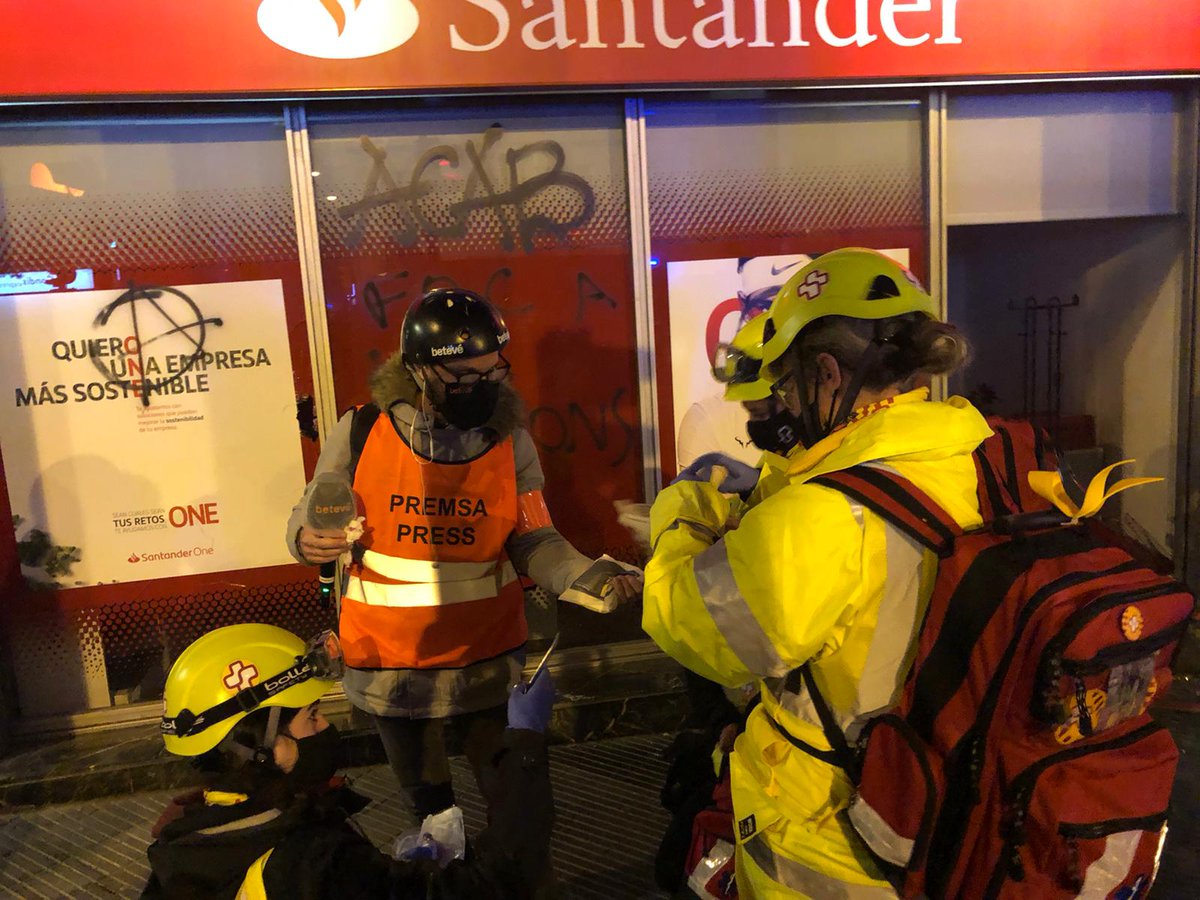 Va ser un "gajes del oficio"
La pedrada em va impactar a la mà, la que sostenia el telèfon quan parlava amb Redacció. És a dir, a 2cm de la cara...
😍 Gràcies <a href="/SanitarisxRep/">SanitarisxRep</a> per guarir-nos
📸 <a href="/scalvocarrio/">Sònia Calvó Carrió</a> als aldarulls a Barcelona (via Augusta) per l'empresonament de #PabloHasel