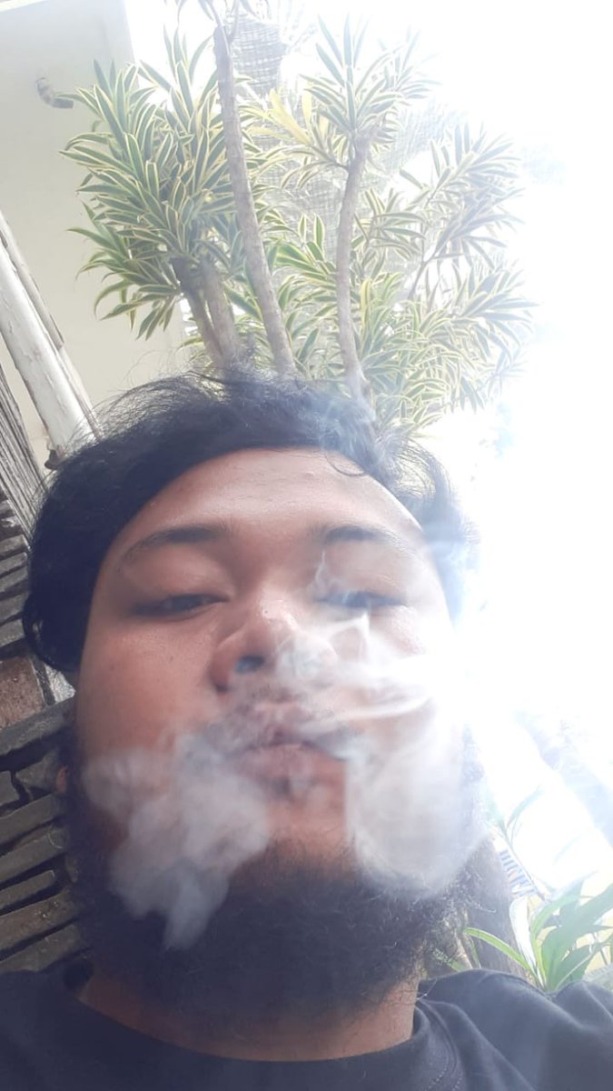 aligoank's tweet photo. @adam_firmnsyh @jhonsmithssss @DimitriElGuplo ridho roma masih merokok https://t.co/aVt6mTlEd5