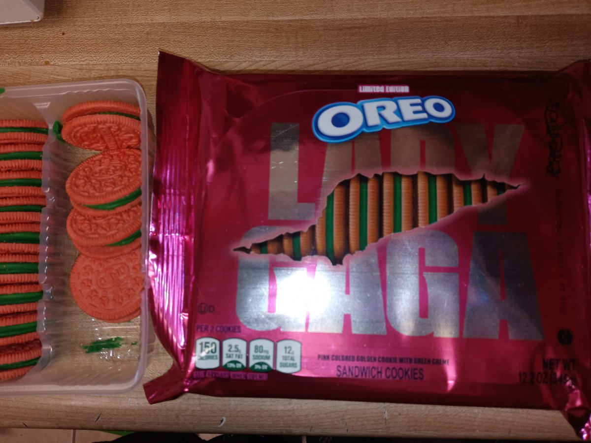 shellyscats's tweet image. @ladygaga them Oreos are the fricken bestest everest! #oreosings #ladygagaoreos #iloveladygaga