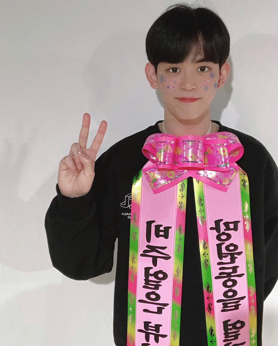 BAMBINI831's tweet photo. 아 어떡헤ㅠㅠ 
졸업 촉하해요😭👏👏
아ㅏ귀여운 https://t.co/SXLNKiketb