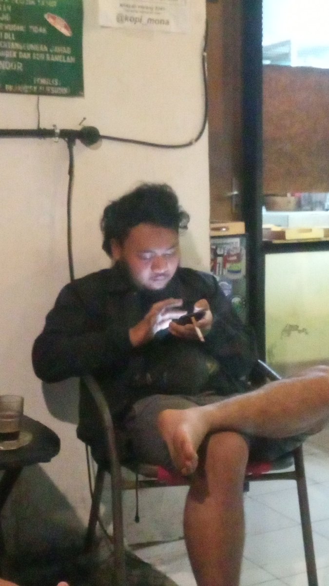 aligoank's tweet photo. @DimitriElGuplo @adam_firmnsyh @jhonsmithssss jangan main hp terus, kerdus kulkas sudah di ambil apa belum? https://t.co/3YJawzBZvs