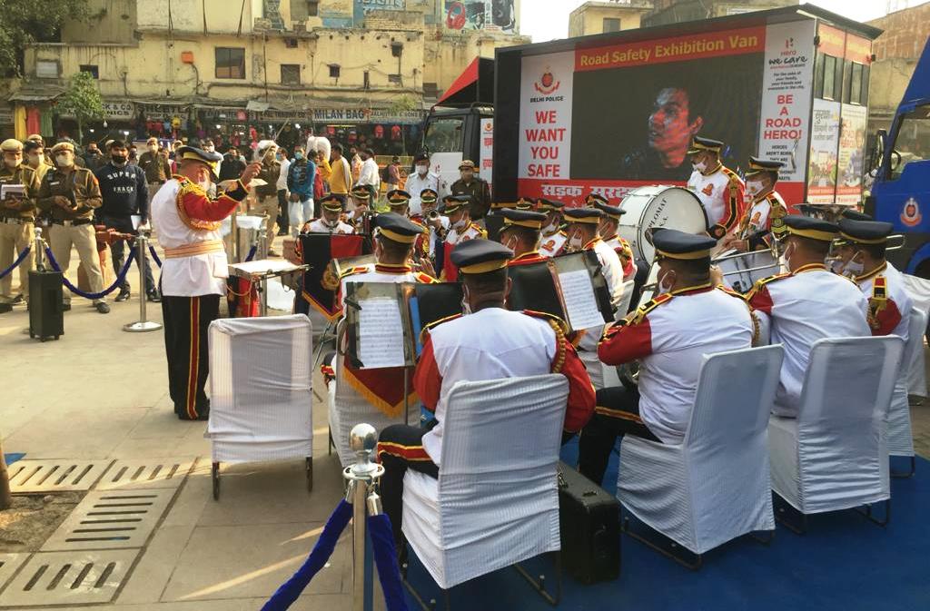DcpNorthDelhi's tweet photo. Jt.CP/CR &amp; Sr. Officers of North Dist interacted with public during #DelhiPoliceWeek at Chandani Chowk. Public also enjoyed the performance of #DelhiPoliceBand &amp; saw various awareness related short movies of @DelhiPolice  through 'Jan Sampark Vahan'. 
@LtGovDelhi
@CPDelhi https://t.co/hRkcBbEoW1