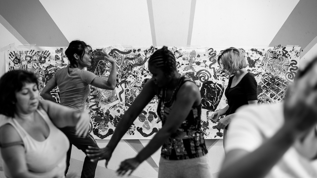 [ AROUND THE WORLD ] We are delighted to share two articles (in French) that show the work of the Compagnie Humaine, a dance company founded by Éric Oberdorff, and their work on utopias and how dance can give #hope in a carceral environment: humanitiesartsandsociety.org/news/ #Dancer