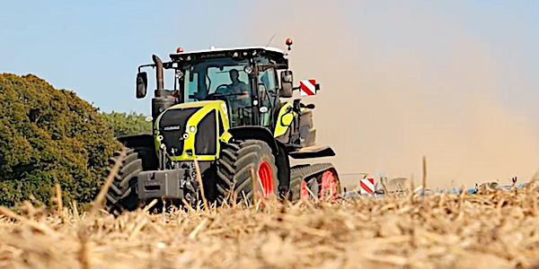 WikiAgri's tweet photo. Claas Axion 960 TT, de la puissance pour le tracteur chenillard - #vidéo de @GearmotionTF - cc @CLAASFrance - https://t.co/t7saff1vUf via @WikiAgri https://t.co/smYcwShZMG