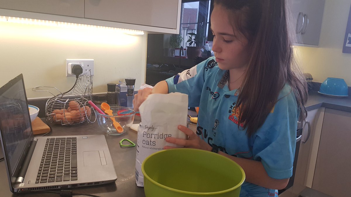 TNORTHCOTT09's tweet photo. Great #nutrition tips from @LaurenVeronaD in today's #halftermsquad I love being part of @GirlsRugbyClub so thanks @RachaelBurf12 for doing it and for making sure everyone learns that girls' rugby is just rugby! ๐๐ช๐ฝ https://t.co/KPIzSV5x9B