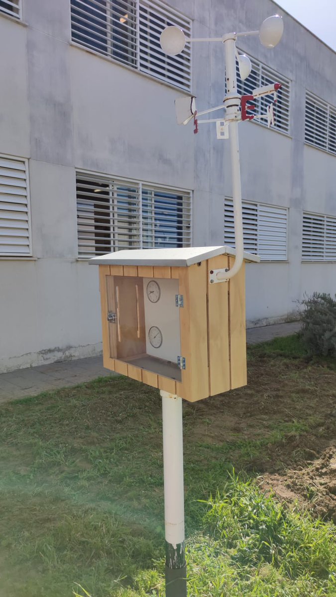 Estación meteorologica. 
Después de un pequeño retoque de mantenimiento, volvemos a colocar en el huerto nuestra estación meteorologica. #ecohuerto #huertosurbanos #programaaldea #meteorologia.