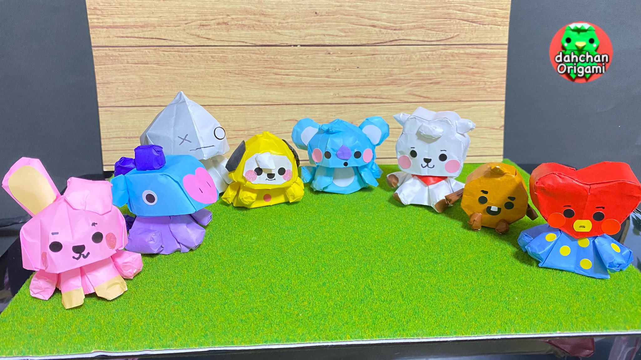 だ ちゃん Dahchan 創作折り紙作家どす めちゃくちゃお世話になってる友達からリクエストされて友達が大好きなbtsのキャラ Bt21を折り紙立体で折りました 本当にお世話になっちょるのでこれはプレゼントする予定 私のも作ってるけどね 折り方