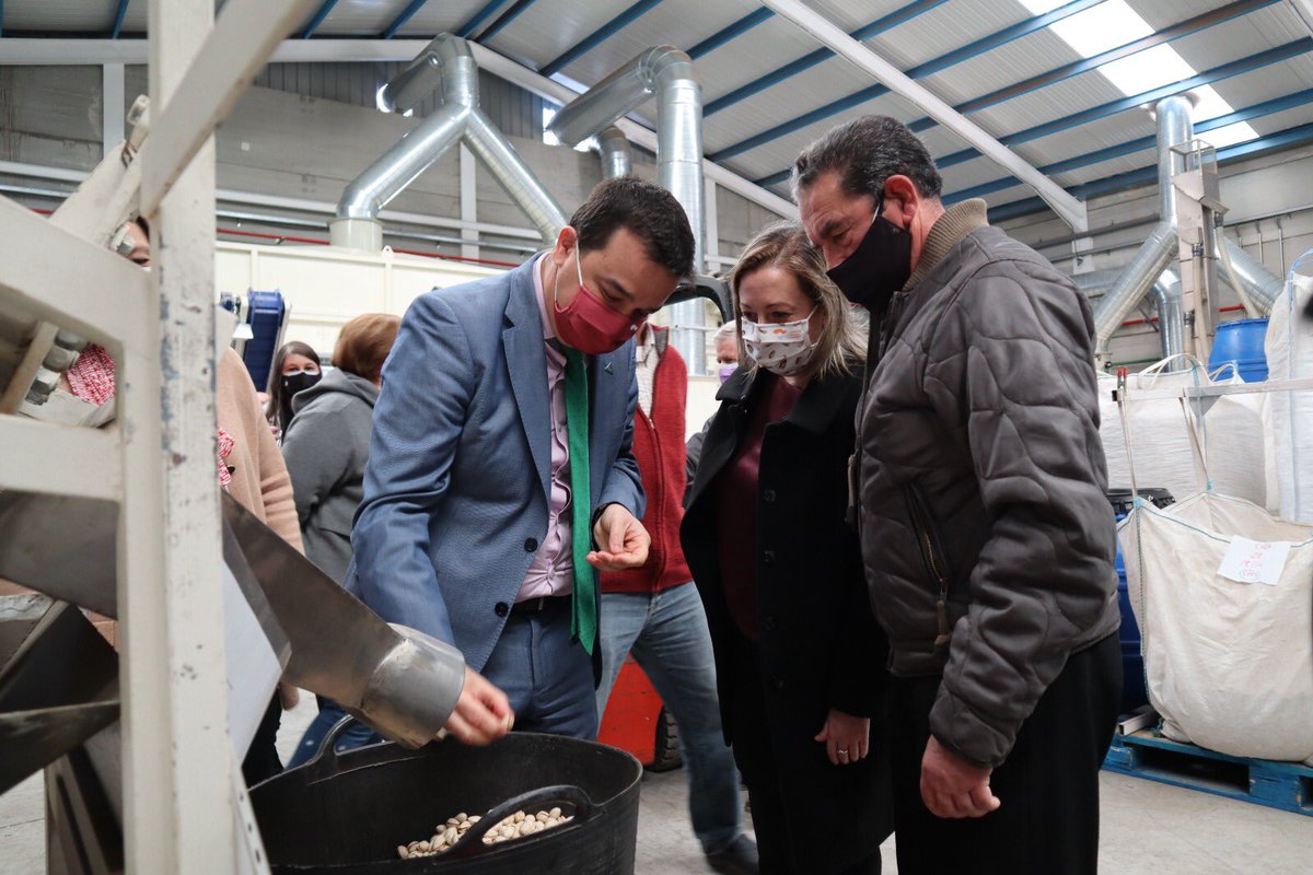 fmartinezarroyo's tweet photo. 📷Visitando Ecopistacho @PistachoEco, Premio Gran Selección 2020 a la mejor industria producción ecológica. Compromiso del Gobierno con la agricultura ecológica, con los profesionales. Trabajamos para que el valor añadido se quede aquí, en #CLM https://t.co/jLbBtfnFFT